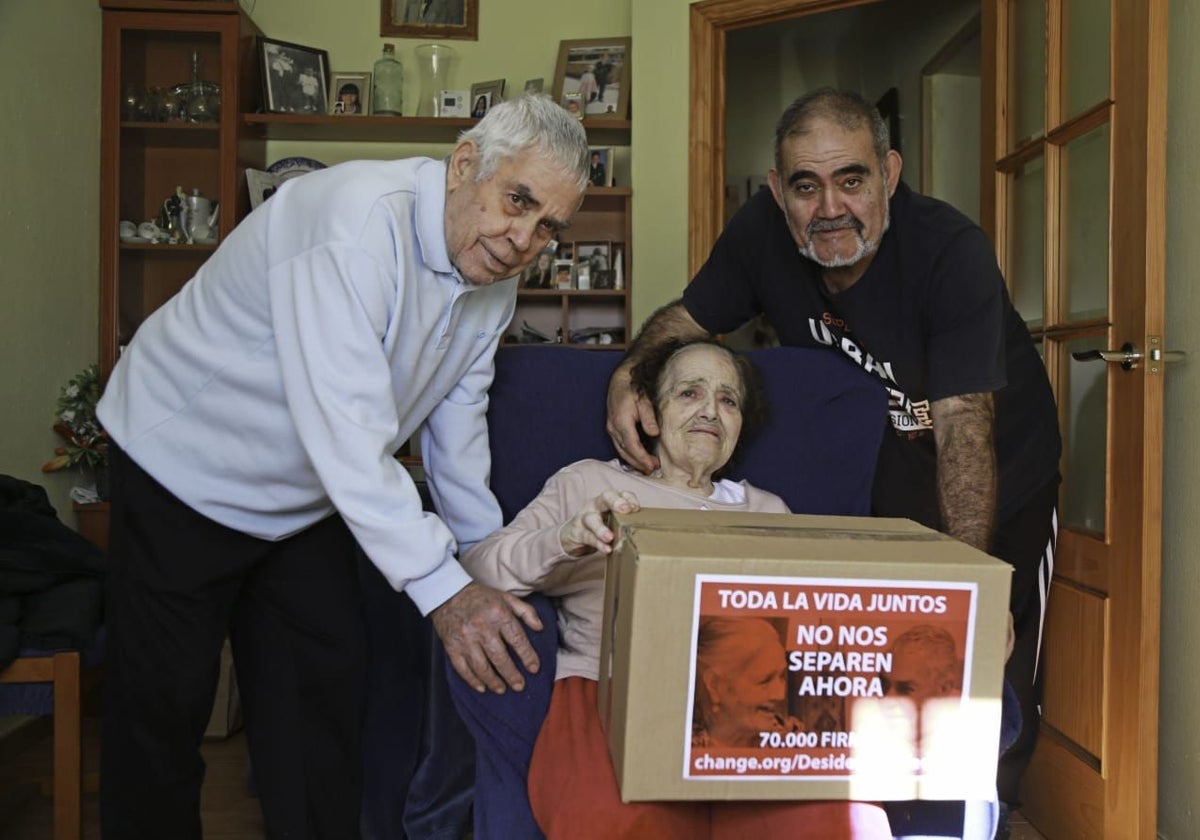 Desiderio, Soledad y José en su casa, con las firmas recogidas para evitar su separación