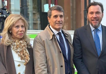 La subdelegada del Gobierno en Huelva, junto al delegado del Gobierno y el ministro de Transportes