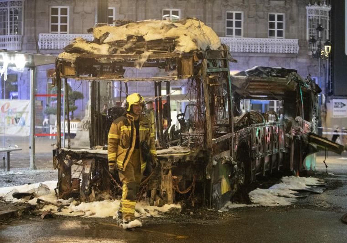 Uno de los autobuses que quedó totalmente calcinado en Vigo en 2023