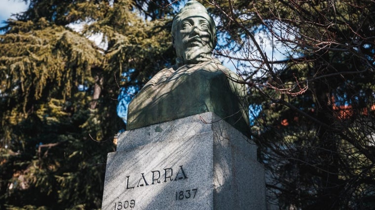 Busto de Mariano José de Larra en la calle de Bailén