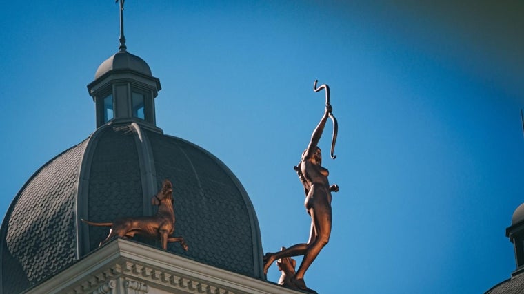 Escultura de Diana Cazadora en la Gran Vía