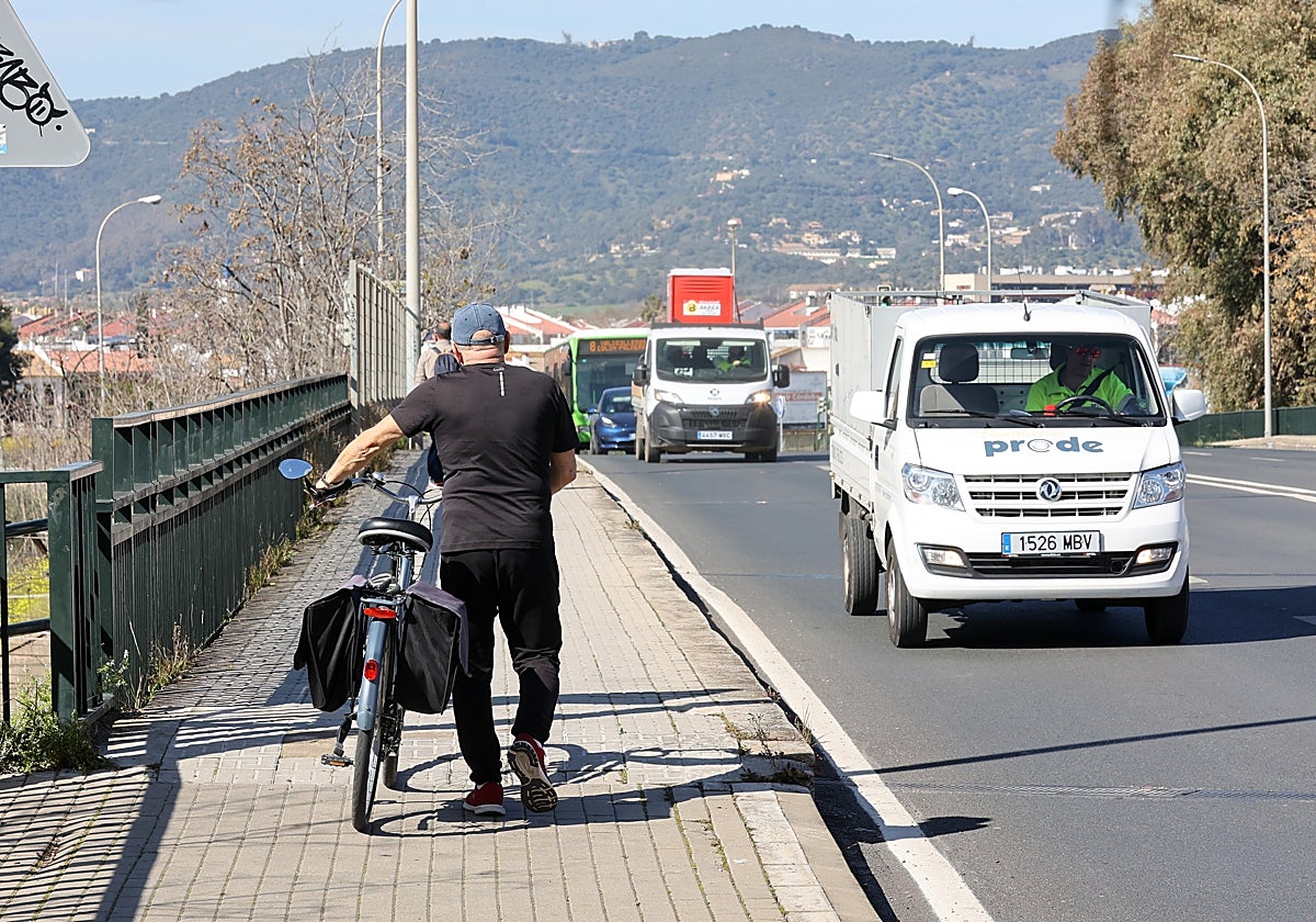 Un ciclista se ve obligado a ir andando por la acera del tramo previsto de carril bici en la A-431