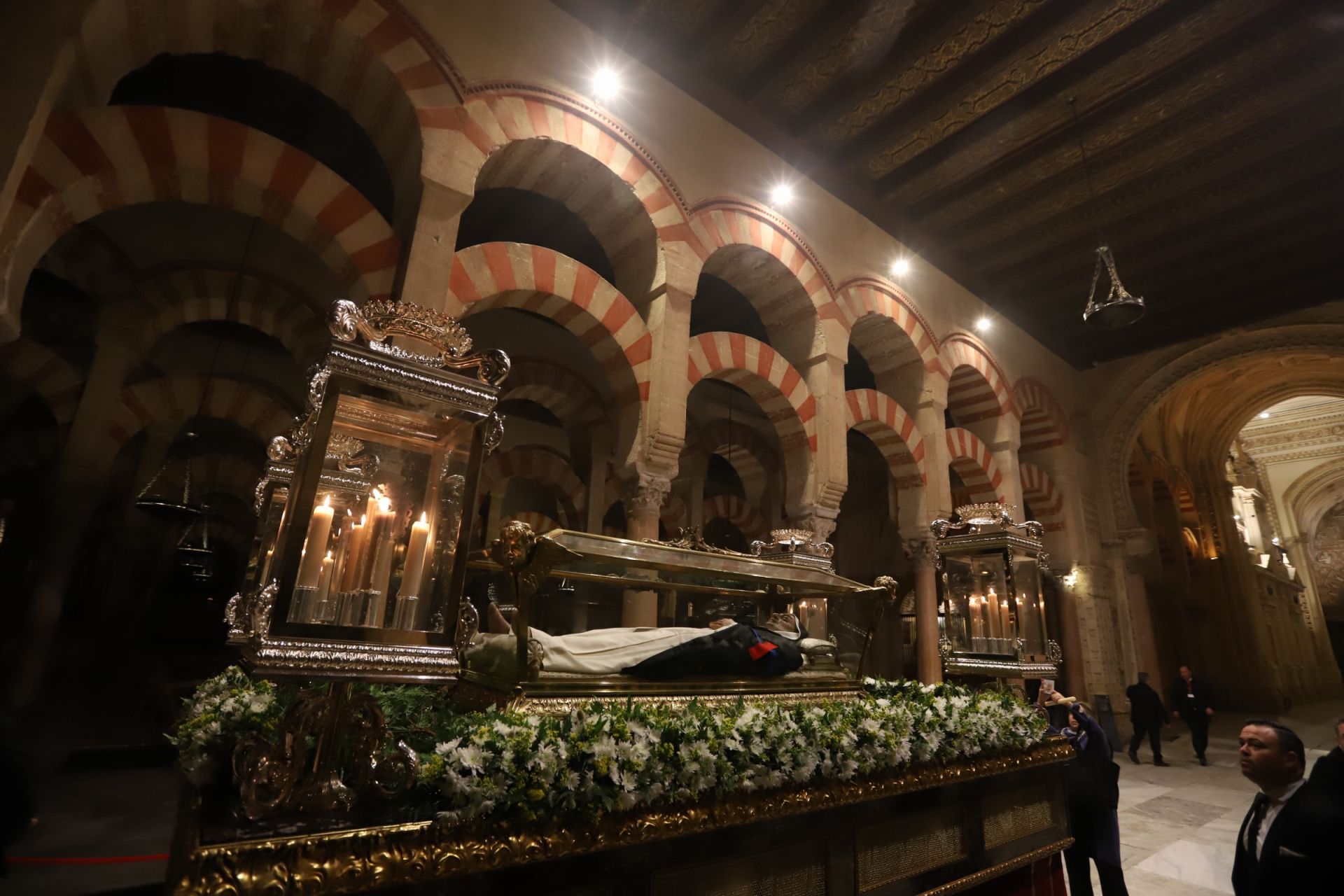 La salida extraordinaria con las reliquias de San Juan Bautista de la Concepción por Córdoba, en imágenes