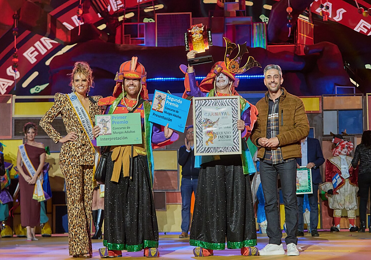 Trapaseros se alza con el primer premio de Interpretación en la final de murgas del Carnaval de Santa Cruz de Tenerife