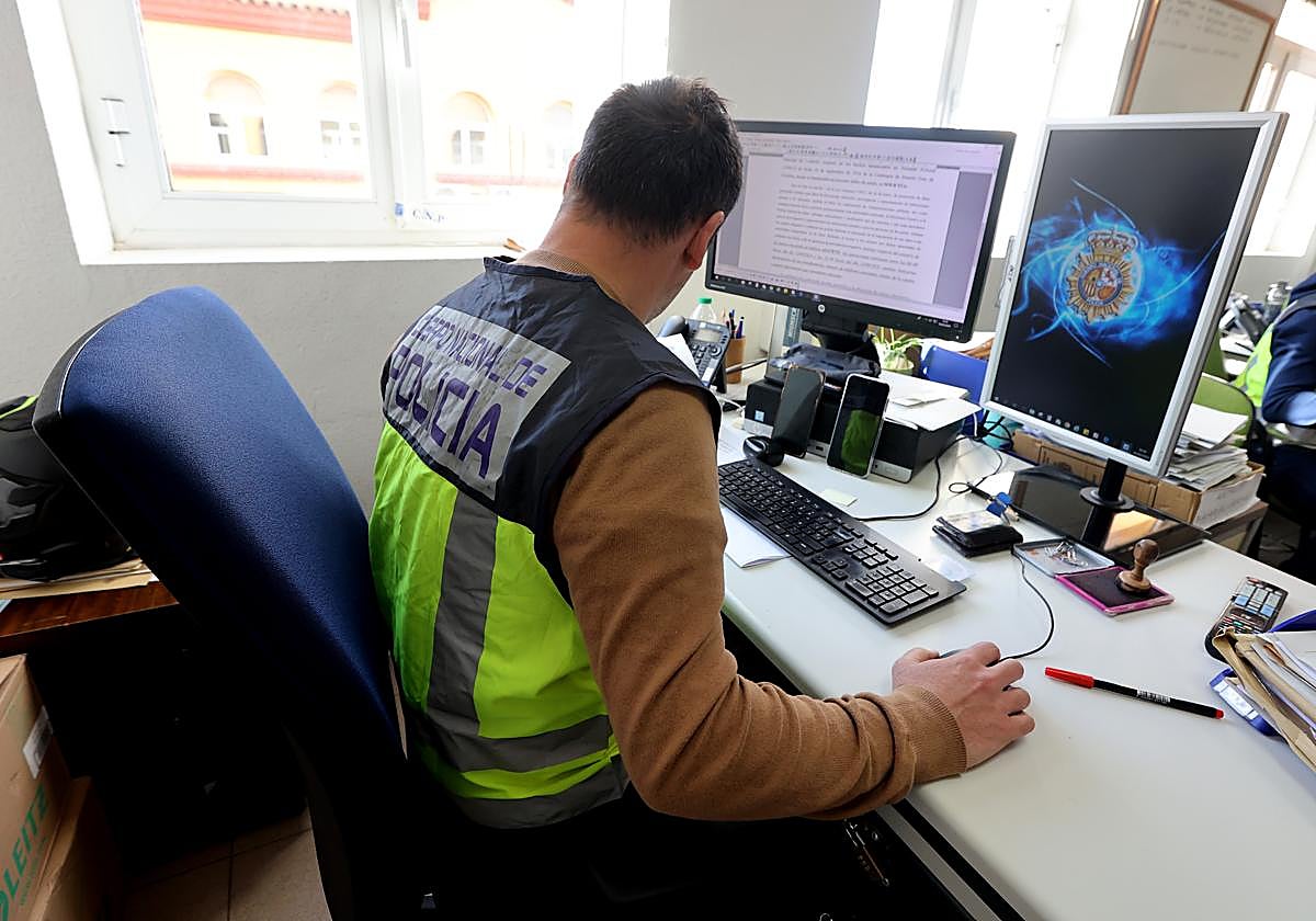 Un agente de la Policía Nacional de Córdoba de la Unidad de Delitos Tecnológicos