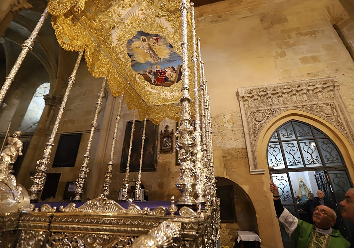 Bendición de las bambalinas laterales con las que el palio de la Alegría queda finalizado