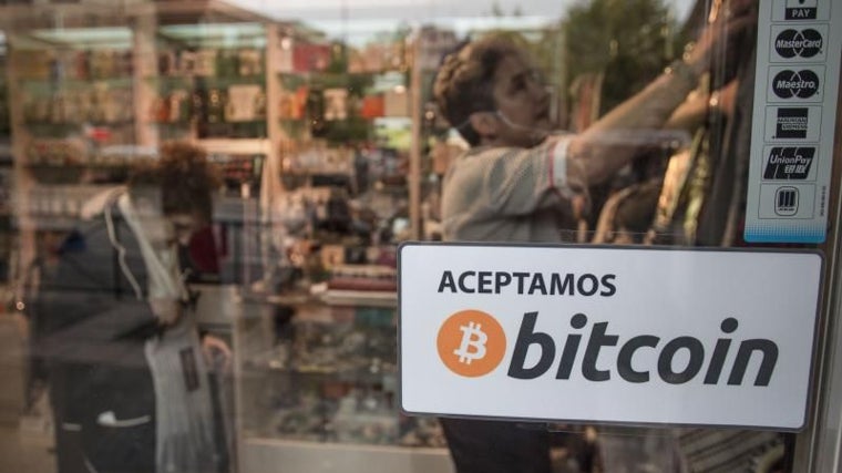 Una de las víctimas enviaba 'bitcoin' a su supuesto novio, en la creencia que era un actor de Hollywood