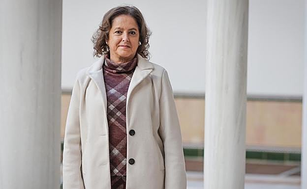 La consejera de Sostenibilidad en uno de los patios del antiguo hospital de las Cinco Llagas