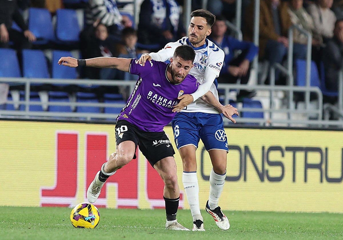 Jacobo pelea el balón con un rival del Tenerife