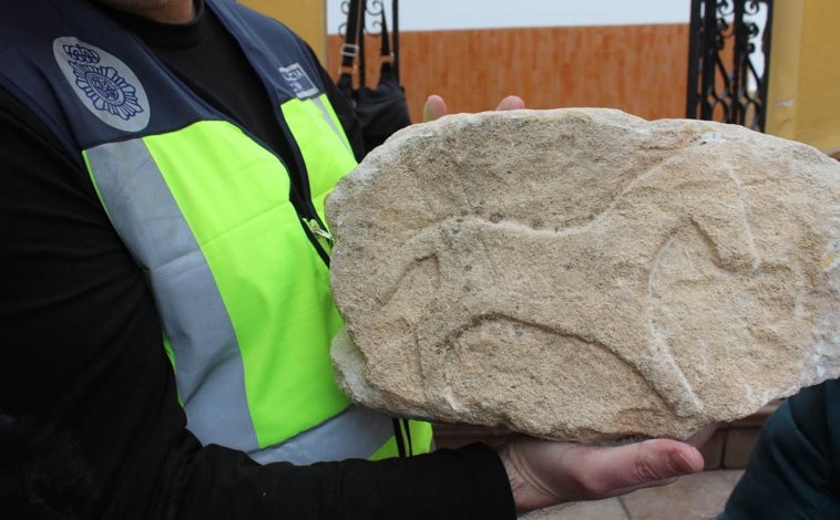 Imagen principal - Arriba, pieza ibera de la Operación Parrilla. Abajo, izqda, pieza de oro de la Operación Cuzco. Dcha litografía de Marc Chagall recuperada en Madrid 