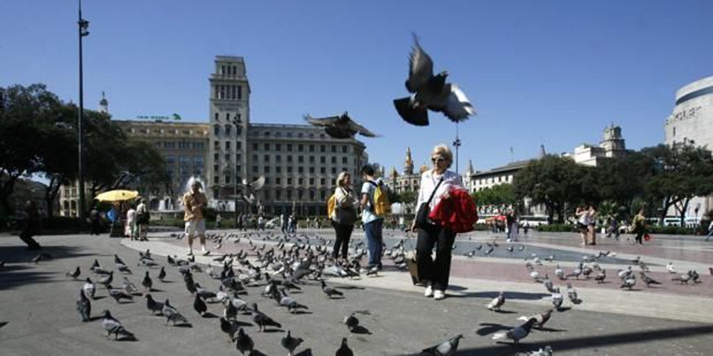 Un menor herido por apuñalamiento tras ser asaltado en la céntrica plaza de Cataluña de Barcelona