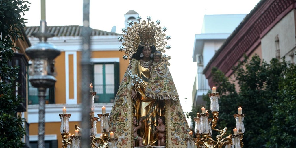 El emocionante homenaje a Valencia en la visita de la Virgen de los Desamparados a Sevilla