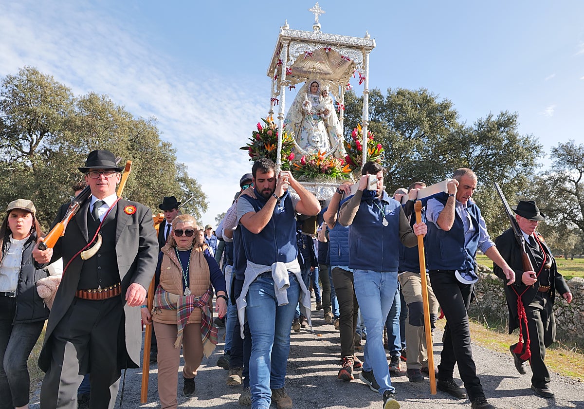 Cofrades llevan en andas a la Virgen de Luna camino de Pozoblanco