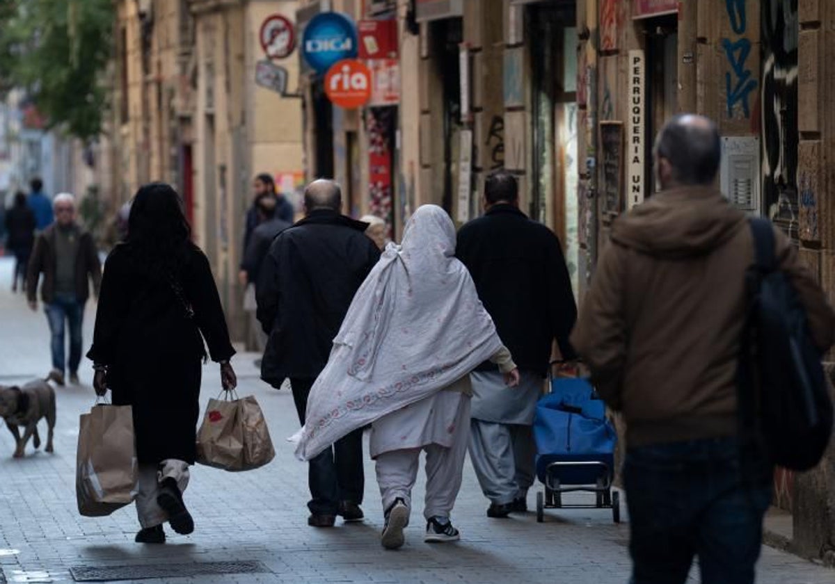 Varios transeúntes paseando por el centro de Ciutat Vella, en Barcelona