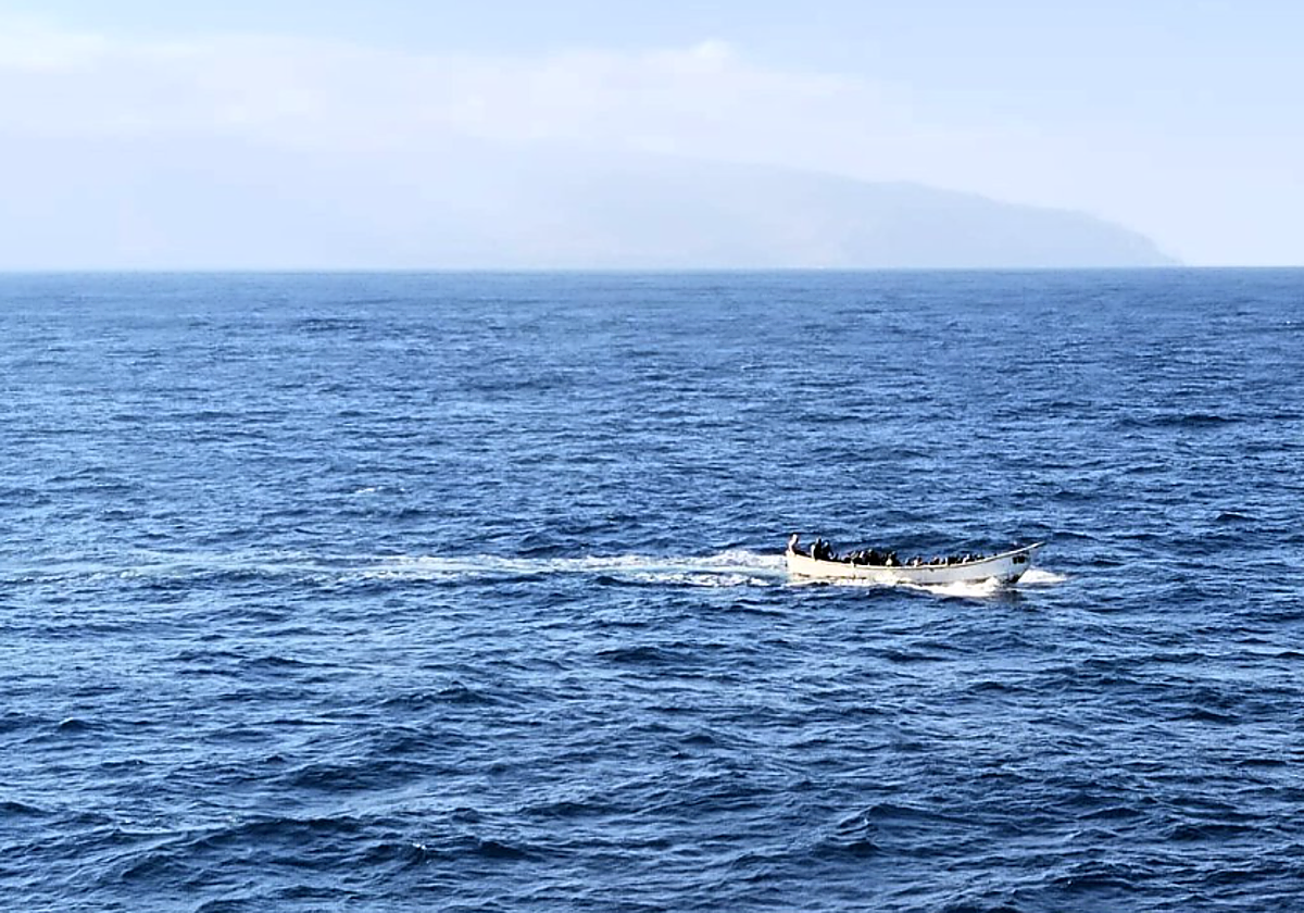 La tripulación del ferry avisó del cayuco, a unos 29,9 kilómetros de Los Cristianos