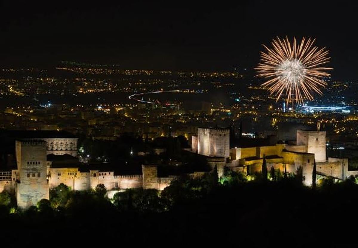 Vista aérea de Granada en la noche del Corpus Christi