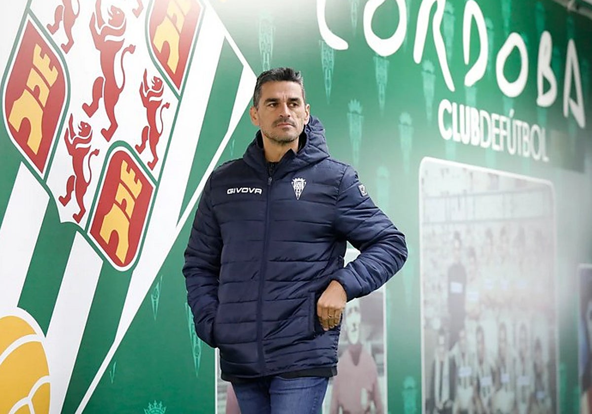 Juanito, director deportivo del Córdoba en el túnel de vestuarios de El Arcángel