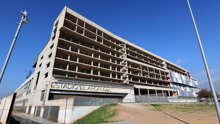imagen del estadio de El Arcangel, con las oficinas abiertas al exterior al haberse hecho en bruto