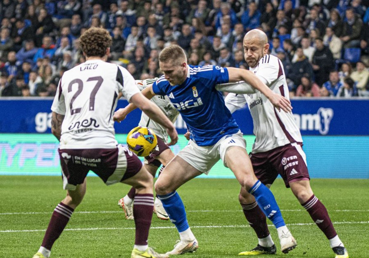 Alemao, del Real Oviedo, entre Lalo y Jon García, del Albacete Balompié