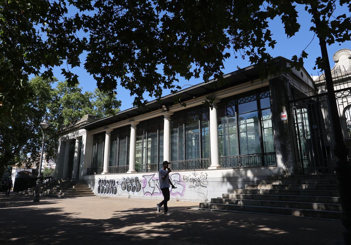 Un joven pasa delante de la Pérgola, que continúa sin uso por parte del Ayuntamiento