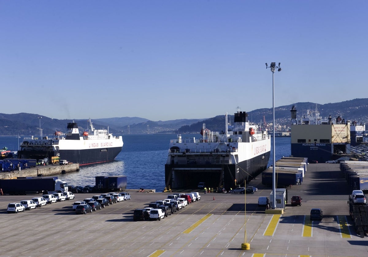 Vehículos de Stellantis esperando para ser cargados en el Puerto de Vigo