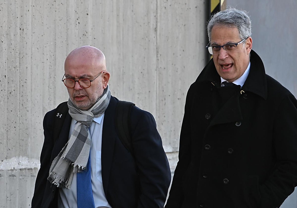 Gonzalo Boye (izquierda) a su llegada a la Audiencia Nacional para una de las sesiones del juicio