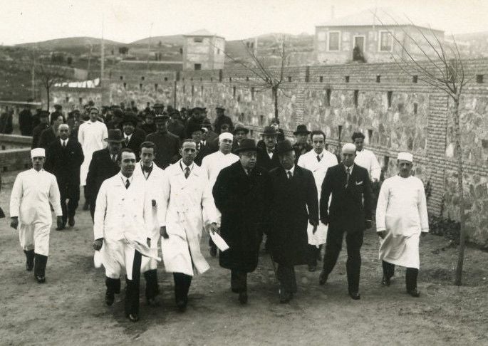 El 20 de enero de 1933 se inauguró oficialmente el Hospital Provincial. Rodríguez captó el momento con la comitiva de autoridades y el personal sanitario abandonando las instalaciones. En primera fila, de izquierda a derecha, con bata blanca los doctores Luis Rodríguez, Nicolás Peñalver y el director, Ramón María Delgado. A continuación, Manuel Azaña, Niceto Alcalá Zamora y el gobernador civil Juan Serrano Piñana. Archivo Municipal de Toledo. Colección Luis Alba