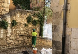 El Ayuntamiento de Cuenca sanciona con 1.500 euros a una grafitera y la obliga a limpiar la pintada