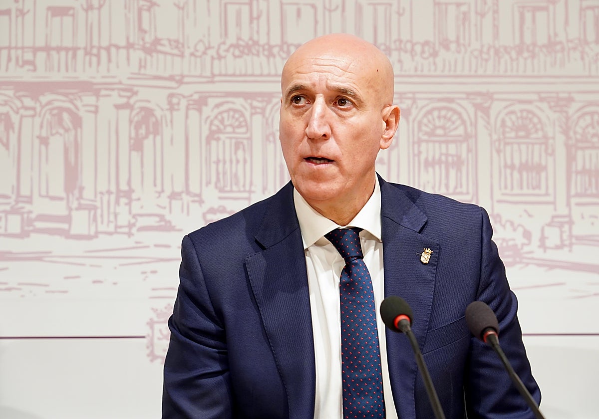 El alcalde de León, José Antonio Diez, durante una rueda de prensa en la ciudad