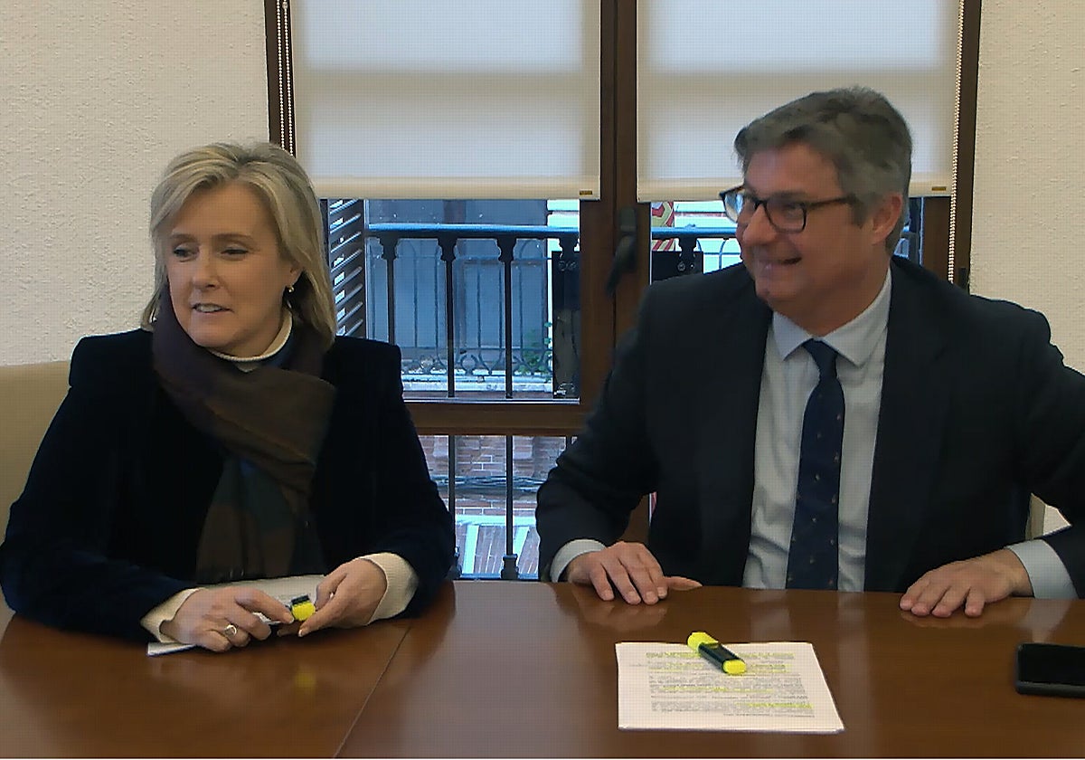 La delegada de Hacienda Tania Pozo junto al alcalde de Puente Genil, Sergio Velasco