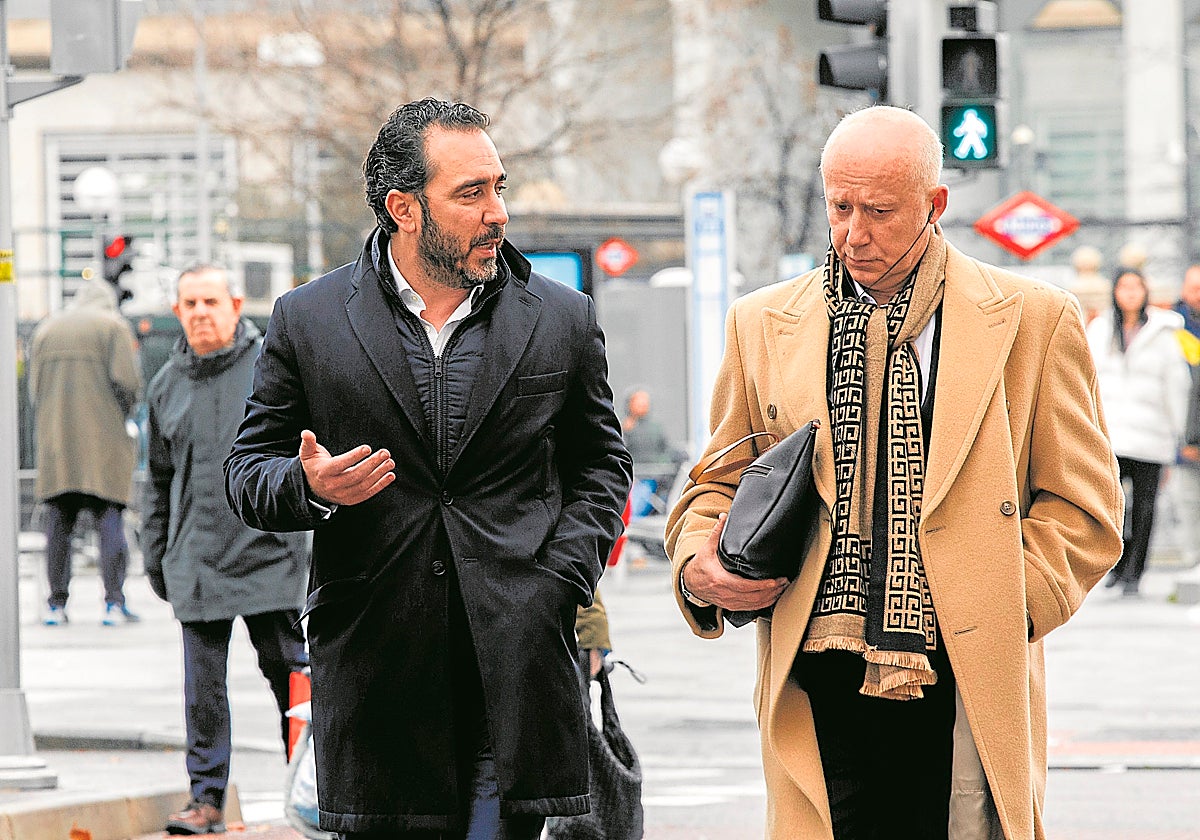 Aldama junto a su asesor de comunicación llegando a los Juzgados de Plaza de Castilla (Madrid)