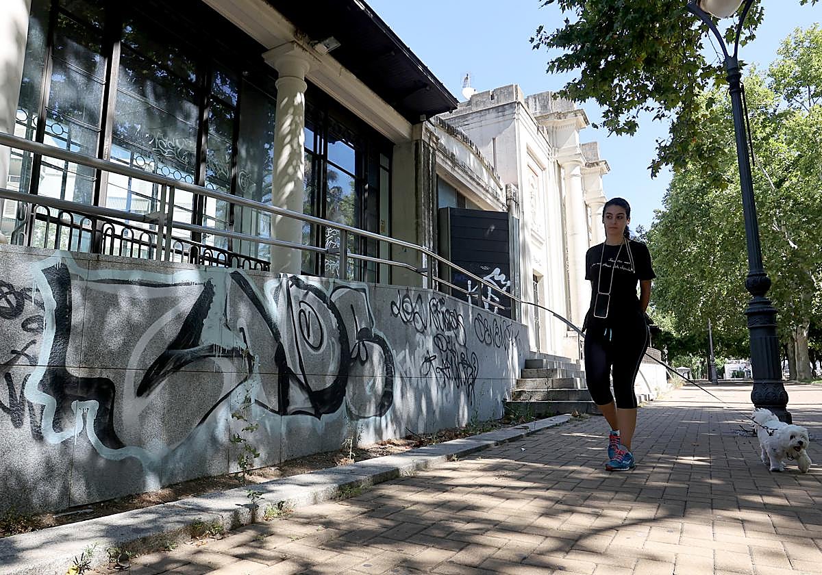 Una joven pasa delante de la Pérgola