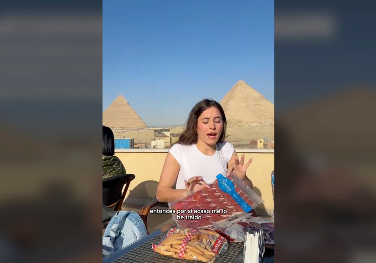 La tiktoker @isabelmariapv mostrando los alimentos que se llevó en su viaje a Egipto