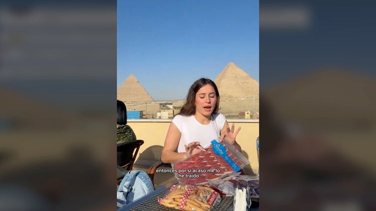 Una andaluza que va a Egipto se lleva jamón de Huelva y le llueven las críticas: «La gracia de viajar es adaptarse»