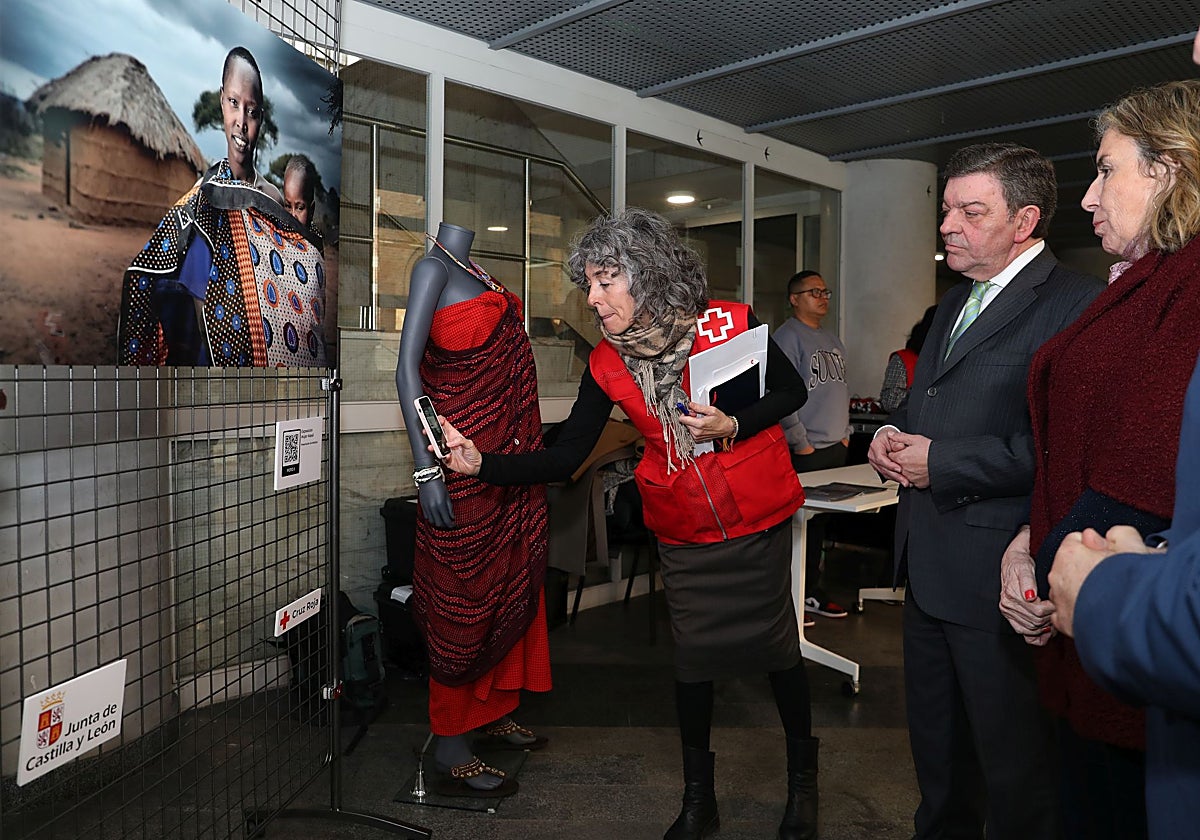 Inauguración en Palencia de la exposición 'Mujer Masái'