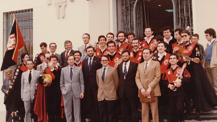 La tuna de Derecho en 1983 en una fotografía en la puerta de la facultad junto a las autoridades