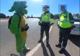 La Guardia Civil para a un motorista en Almería y se hacen una foto: «Es de buen rollo»