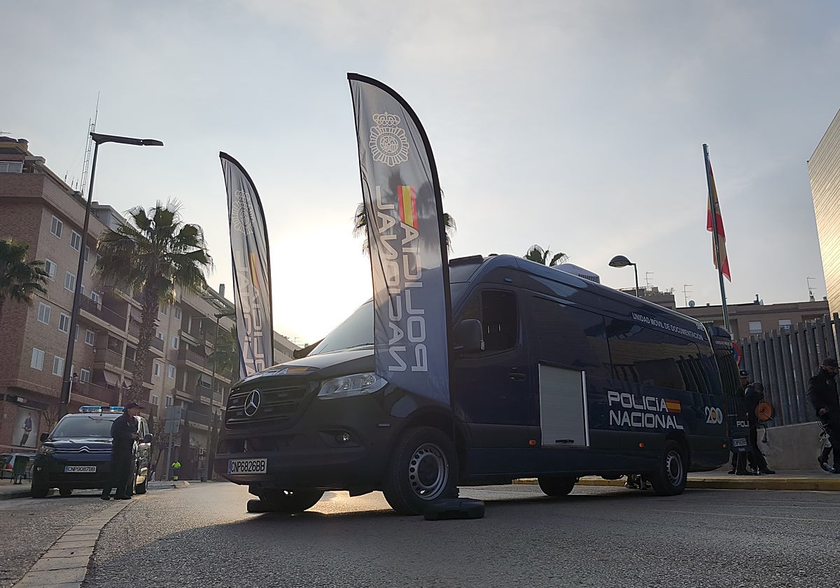 Imagen de las Unidades Móviles de Documentación de la Policía Nacional en Valencia