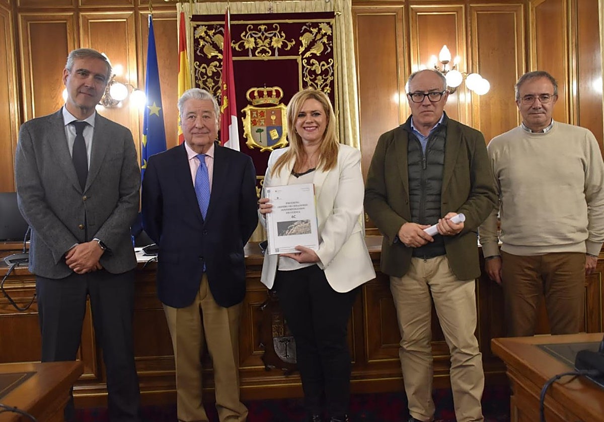La vicepresidenta de la Institución provincial de Cuenca junto a responsables de la Fundación Gala