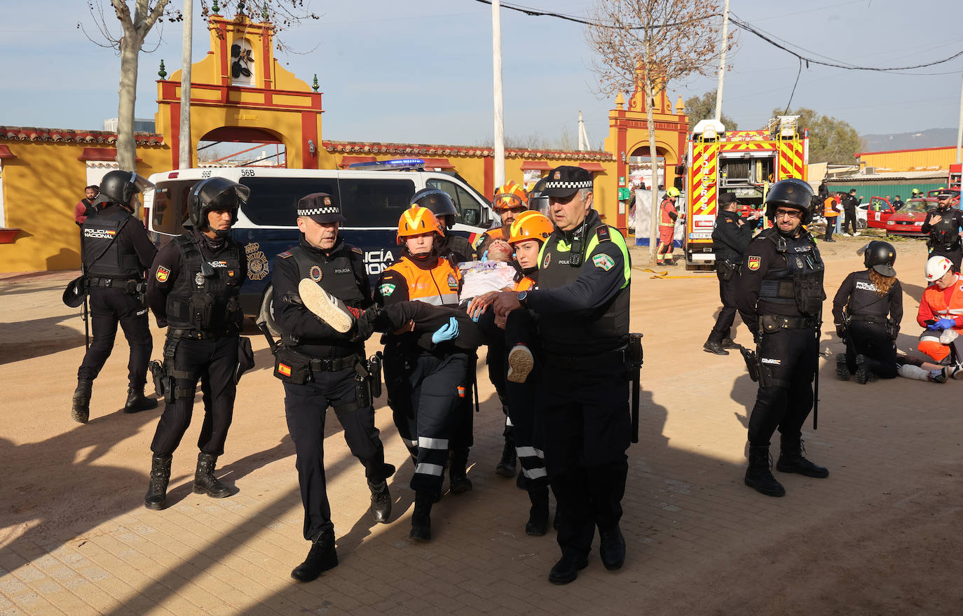 El simulacro de explosión en el recinto ferial de Córdoba, en imágenes