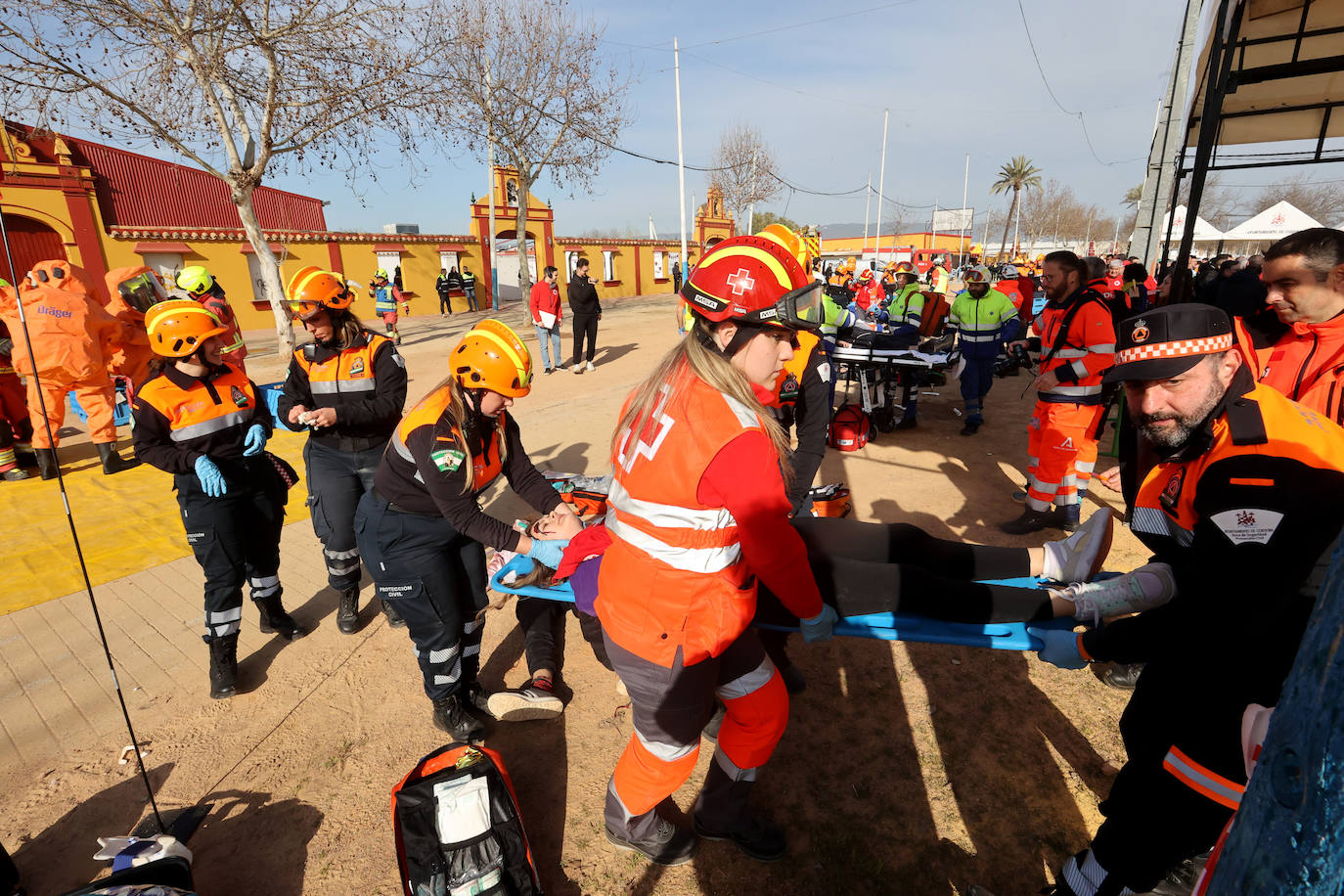 El simulacro de explosión en el recinto ferial de Córdoba, en imágenes