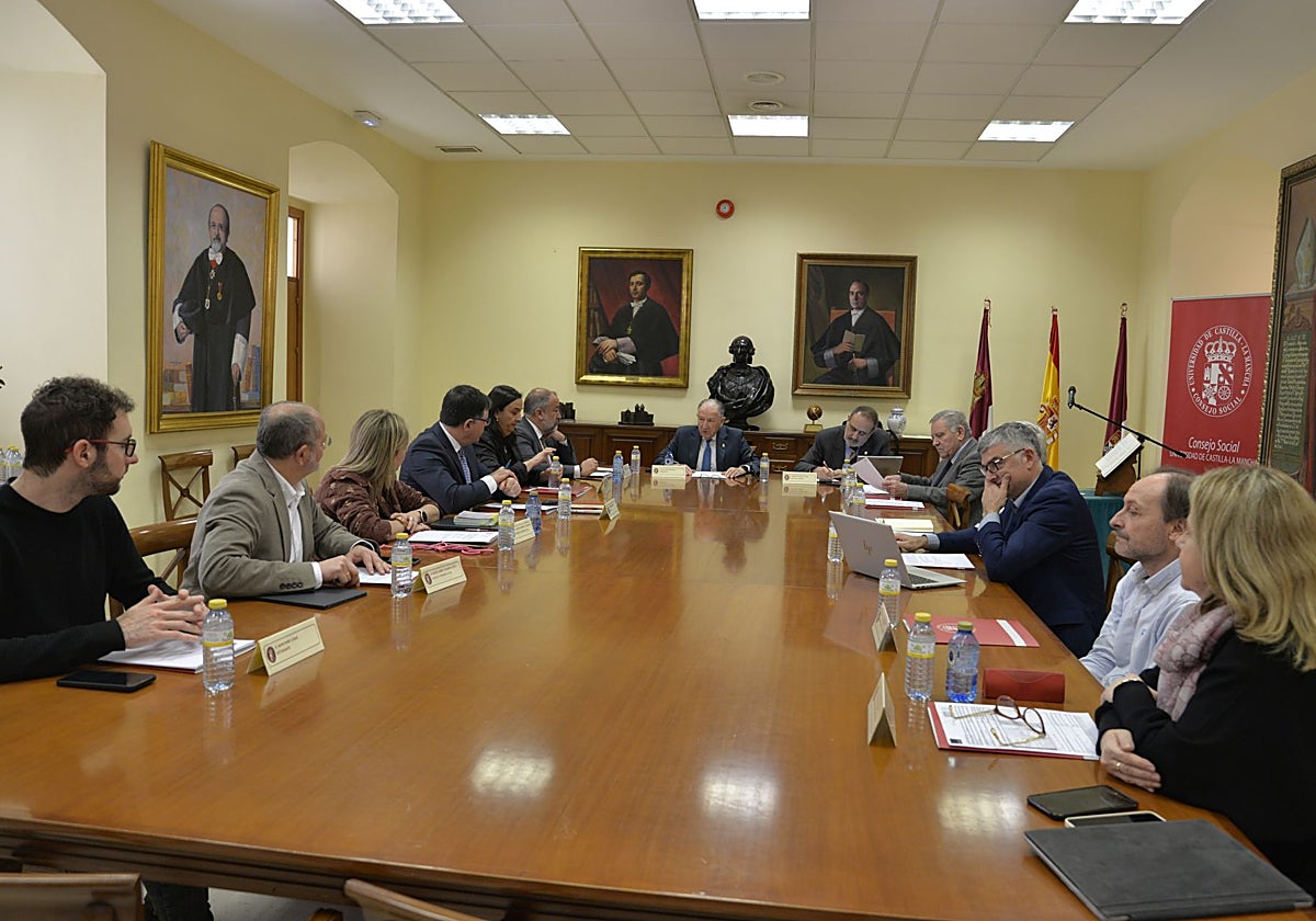 Rozalén y la Unidad Militar de Emergencias, reconocidos por el Consejo Social de la UCLM