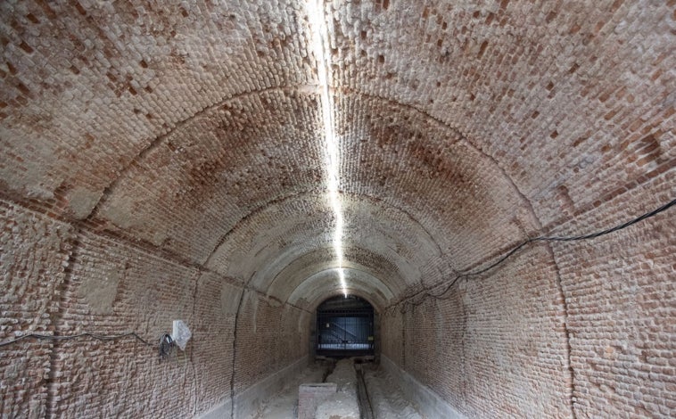 Imagen principal - El interior del Túnel de Bonaparte. Vista de los jardines del Campo del Moro, con el Palacio Real al fondo en 1931 . María Corzo y José Luis Sancho, durante la presentación de los trabajos de rehabilitación