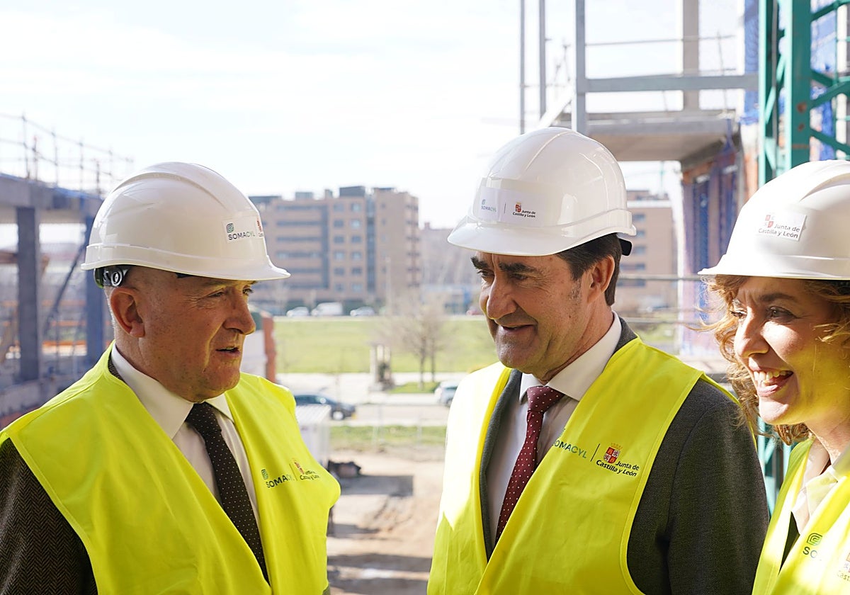 Carnero visita junto al consejero Juan Carlos Suárez-Quiñones las obras de las viviendas de la calle Jardines de Sabatini de Valladolid