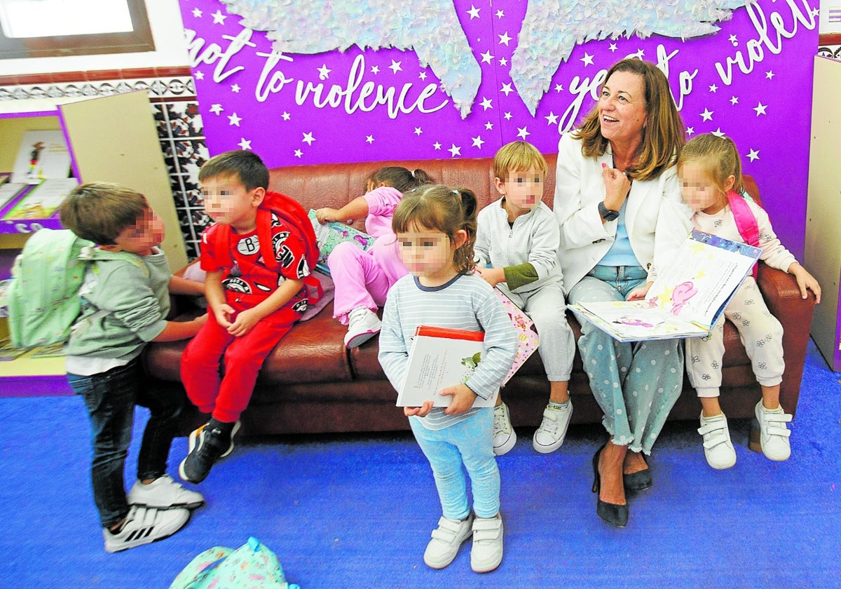 La consejera de Desarollo Educativo, María del Carmen Castillo, en su visita a una guardería este curso