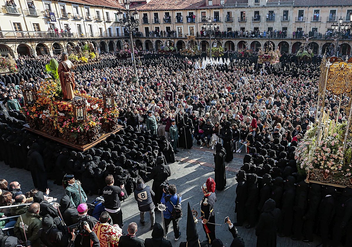 Celebración del acto del Encuentro en el transcurso de la Procesión de los Pasos de la Cofradía del Dulce Nombre de Jesús Nazareno, en una imagen de archivo