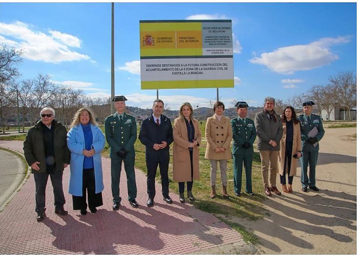 La exalcaldesa de Toledo, Milagros Tolón, y la directora general de la Guardia Civil, María Gámez, en marzo de 2023, en los terrenos en donde se pensaba levantar el cuartel