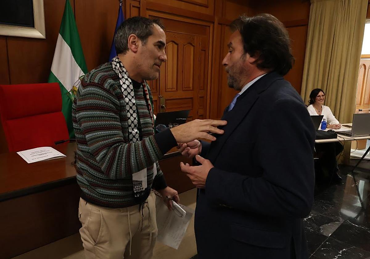 El portavoz de Hacemos Córdoba y el presidente de Emacsa dialogan antes del inicio del Pleno
