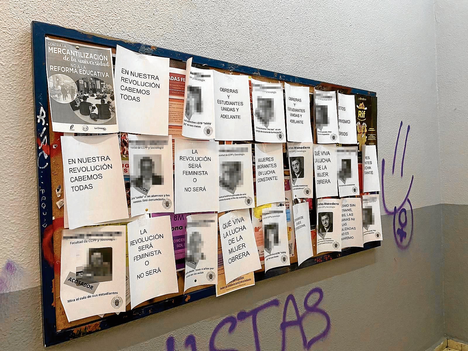 El mural con imágenes de profesores presuntamente acosadores