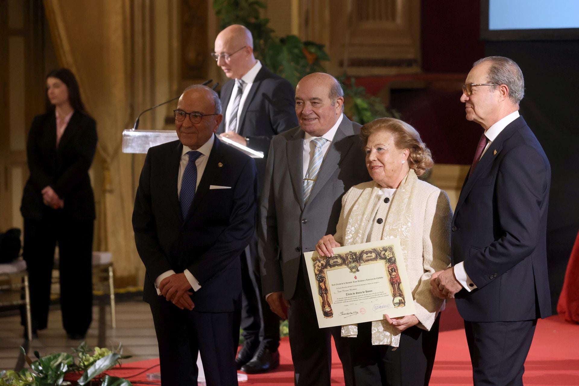 La entrega de la Medalla de Oro del Círculo de la Amistad al Cabildo Catedral de Córdoba, en imágenes